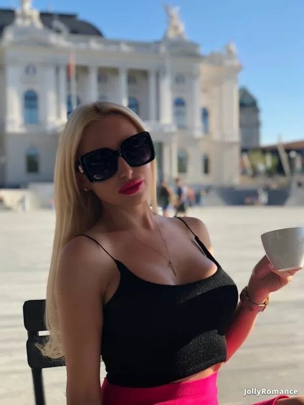 Ekaterina, 33