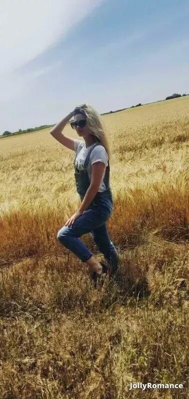 Julia, 32